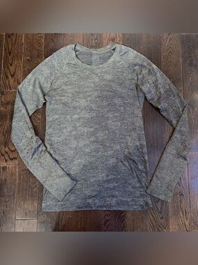 Lululemon swiftly tech long sleeve size 8 (colour is greenish grey)
